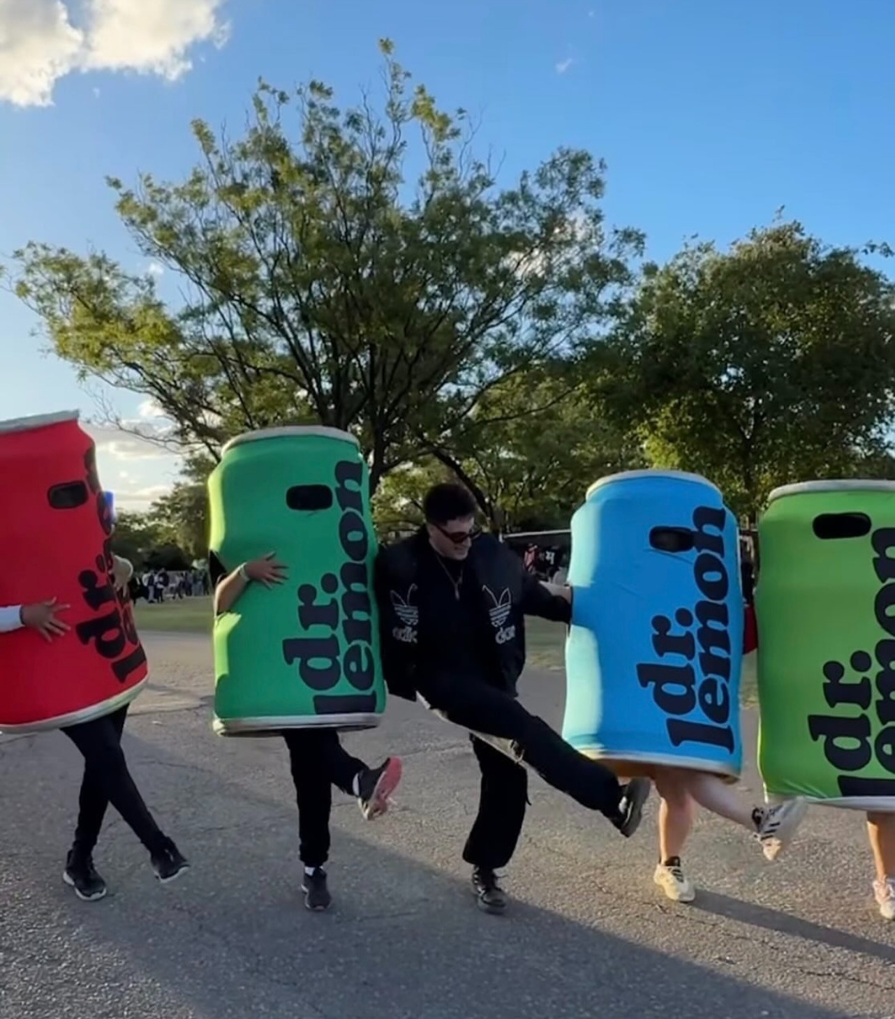 Trajes con forma de latas Dr. Lemon en una activación al aire libre