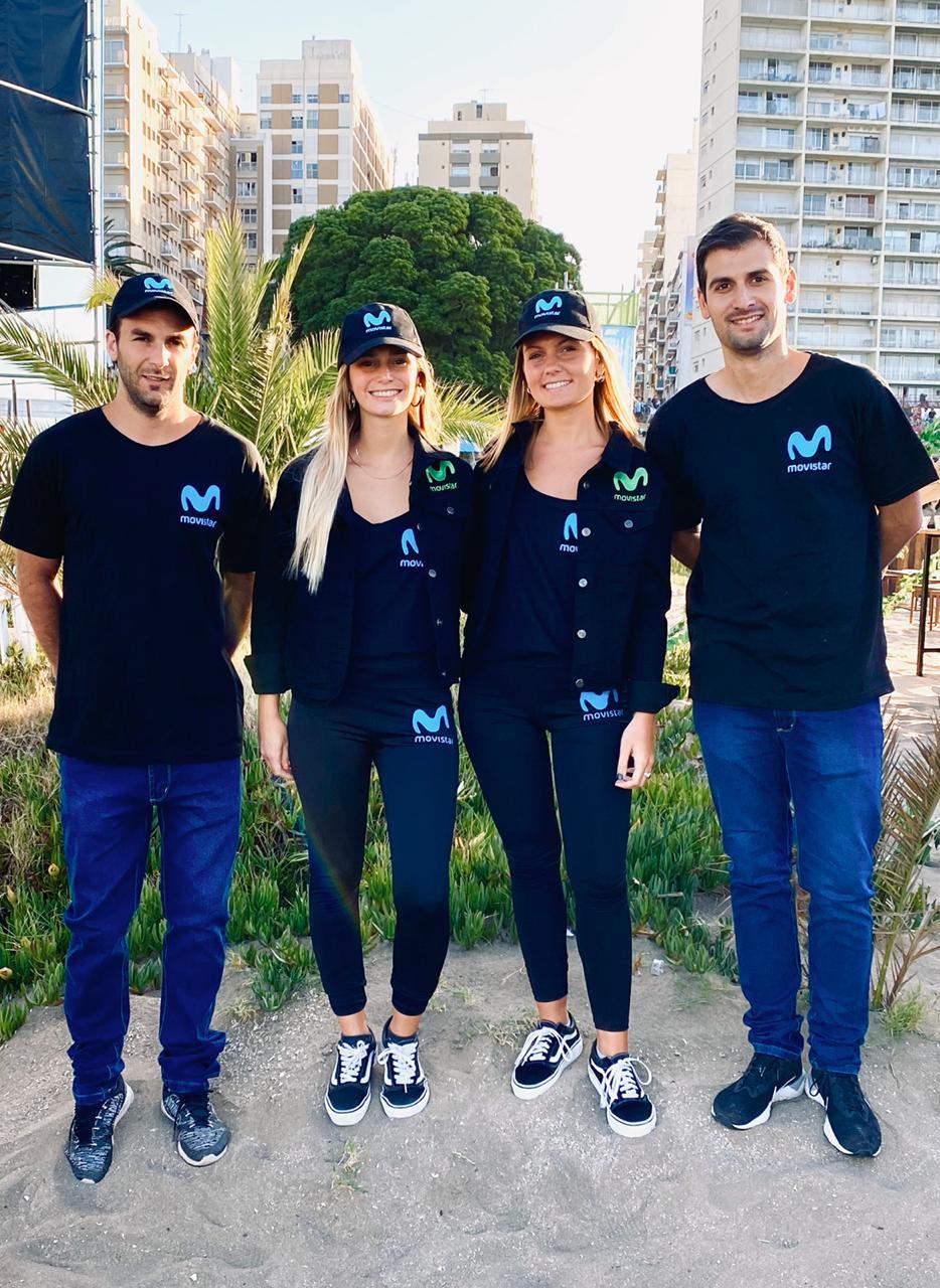 Equipo de Movistar con remeras y gorras de la marca