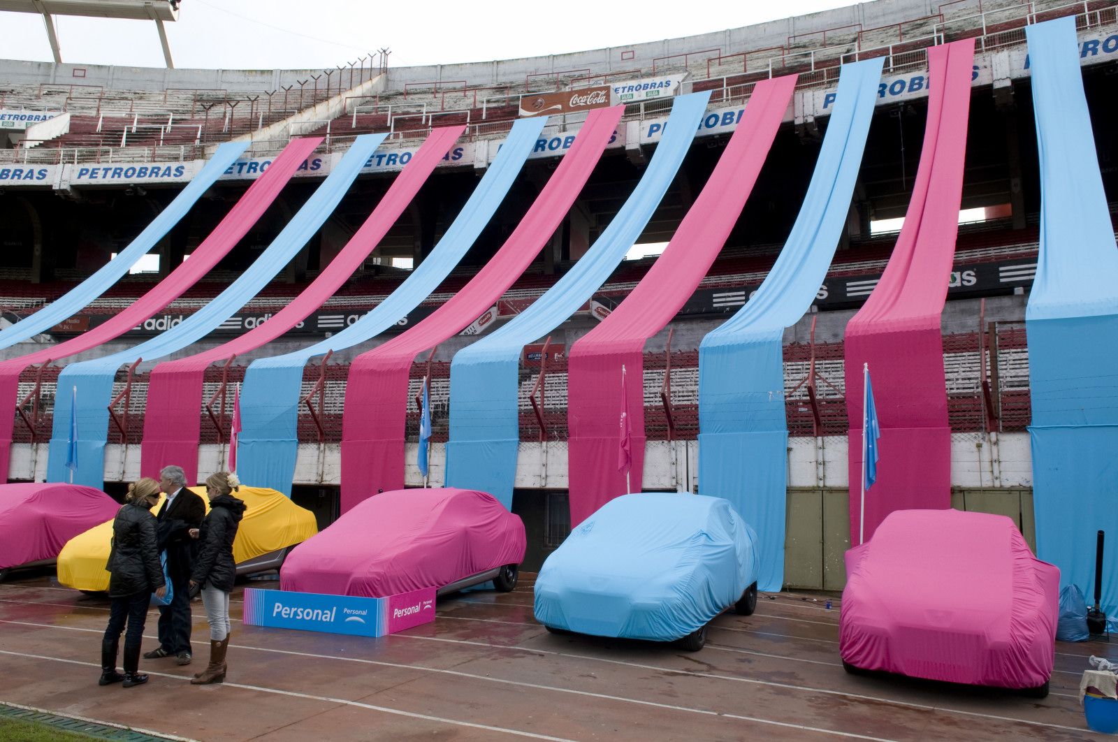 Ambientación de un evento con telas y fundas de colores
