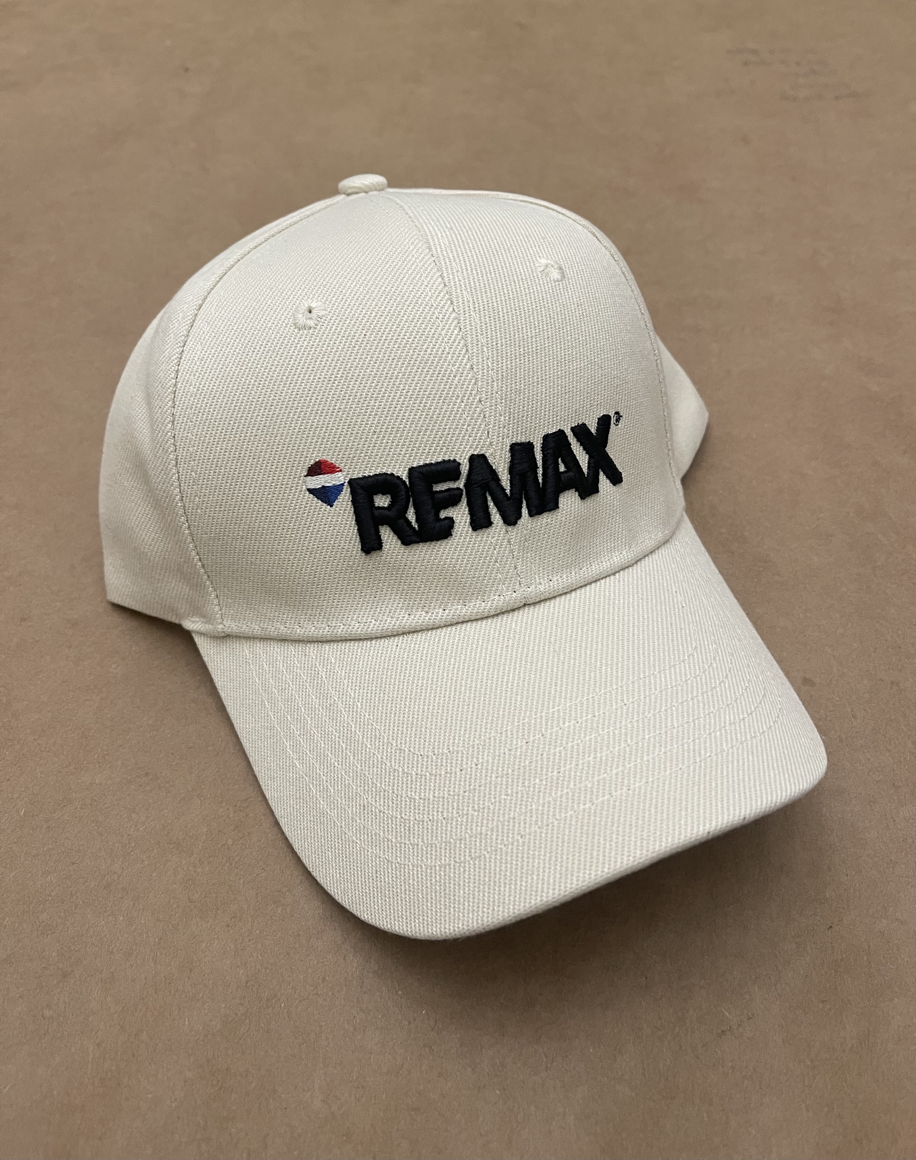 Gorra blanca con bordado de marca