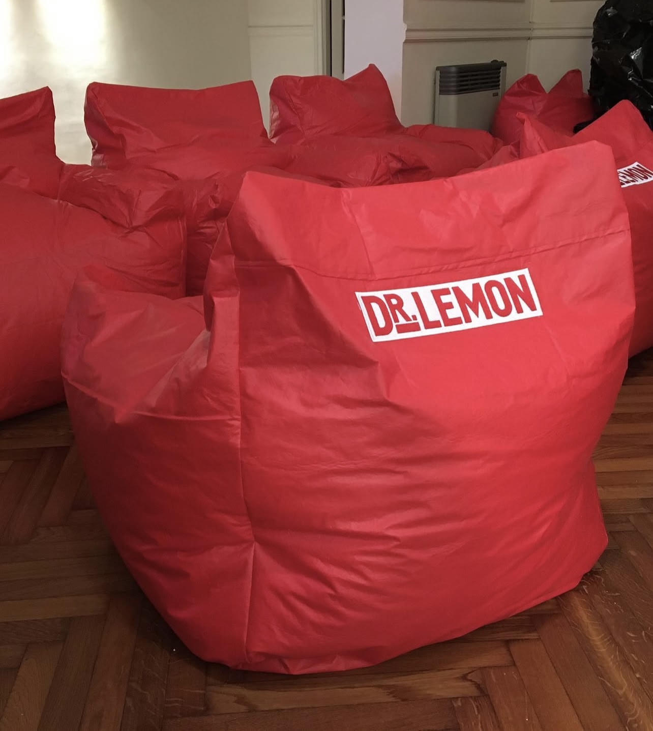Puffs rojos personalizados para un evento