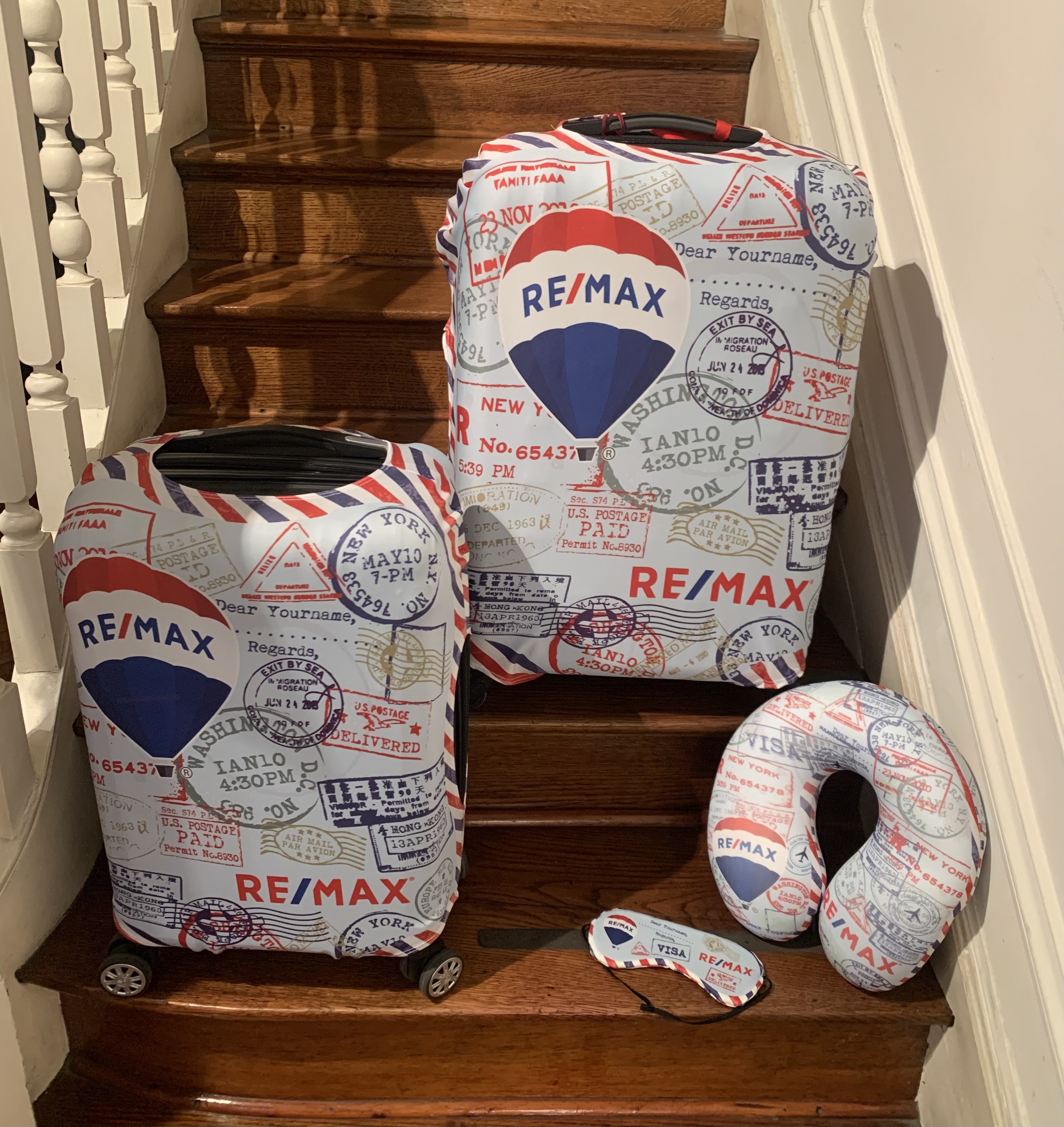 Conjunto de viaje RE/MAX con fundas de valija, almohada cervical y antifaz