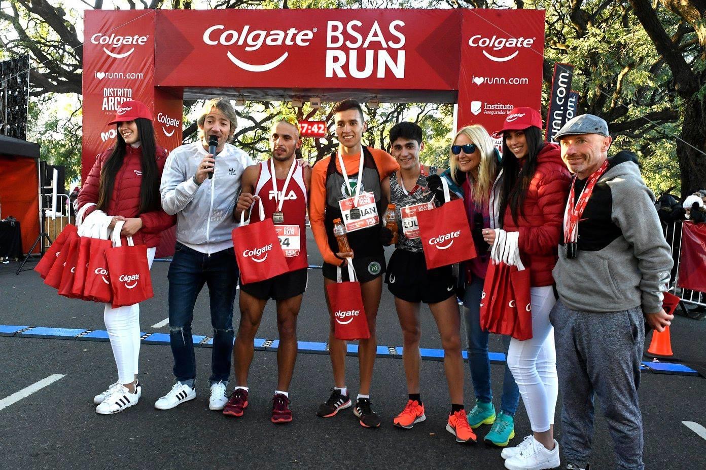 Participantes y equipo de Colgate BSAS Run con bolsas y vestimenta de la marca