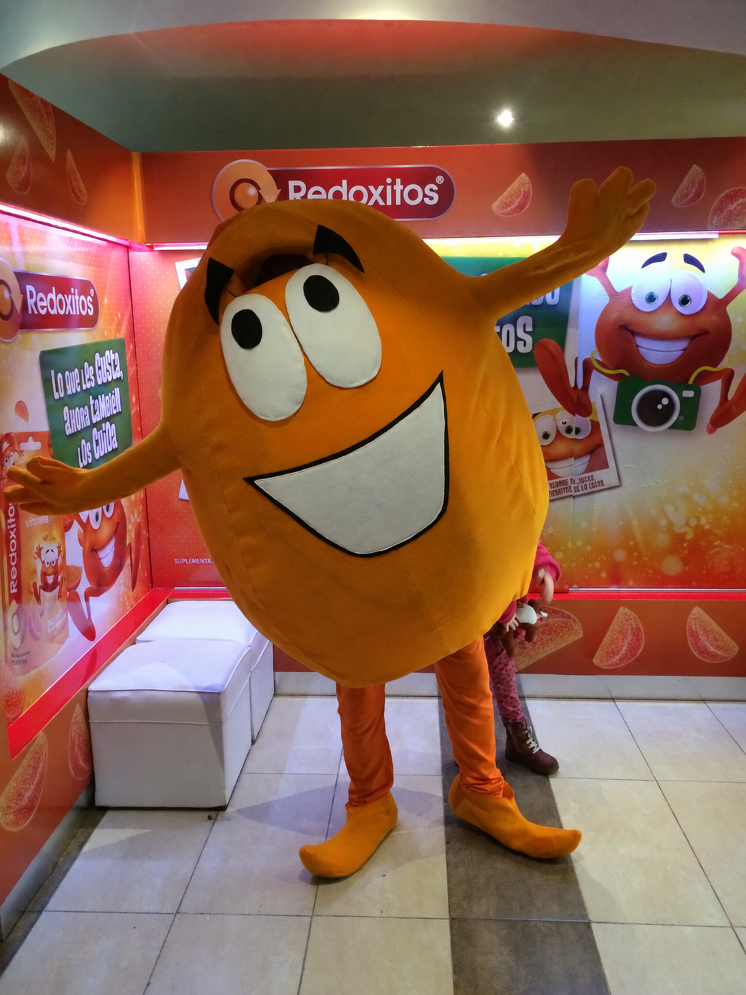 Personaje naranja de Redoxitos en un espacio de activación de la marca