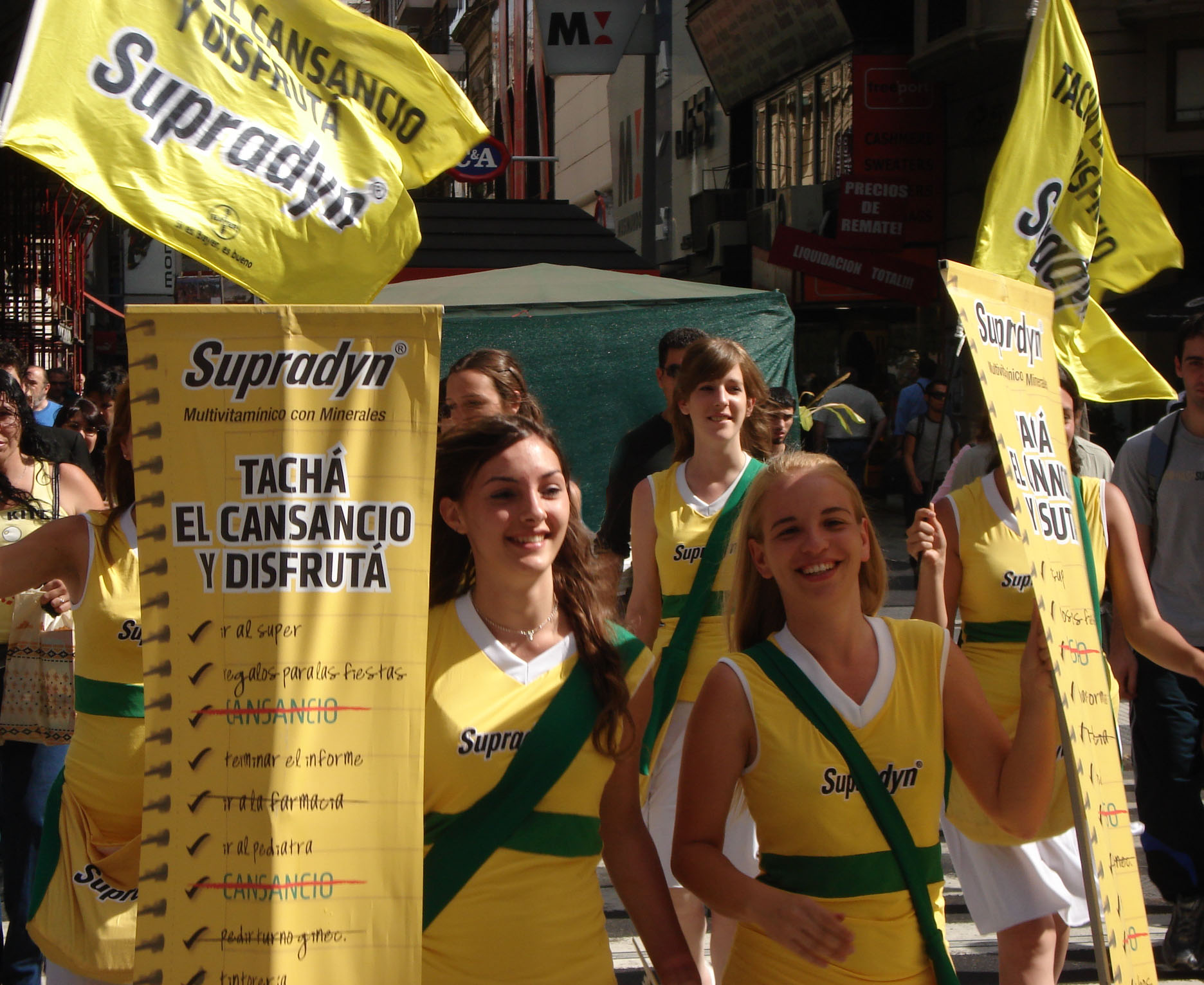 Equipo con prendas, carteles y banderas de Supradyn en una acción de calle